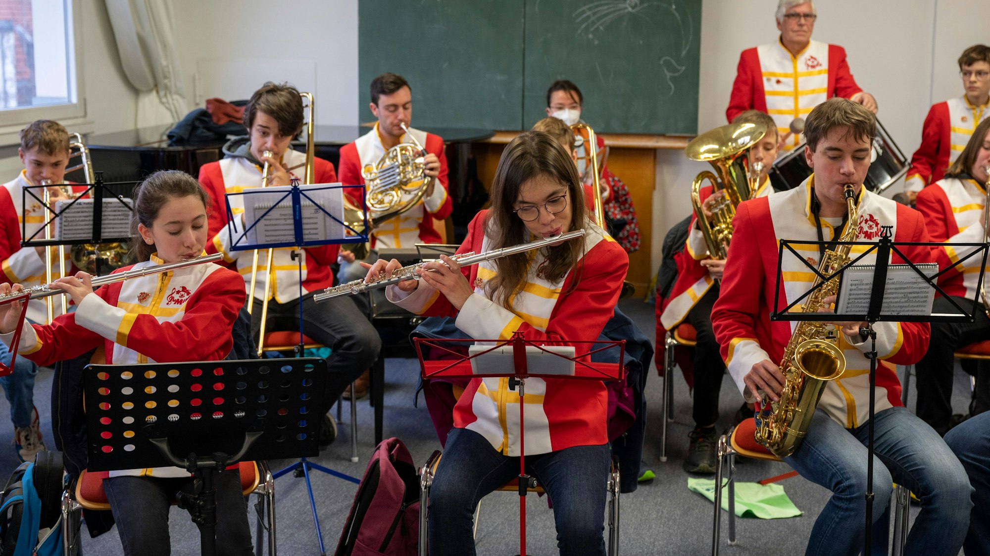 Die jungen Musiker des Jugendmusikkorps im Kölner Karneval, kurz JuMiKK, proben für ihren nächsten Auftritt.