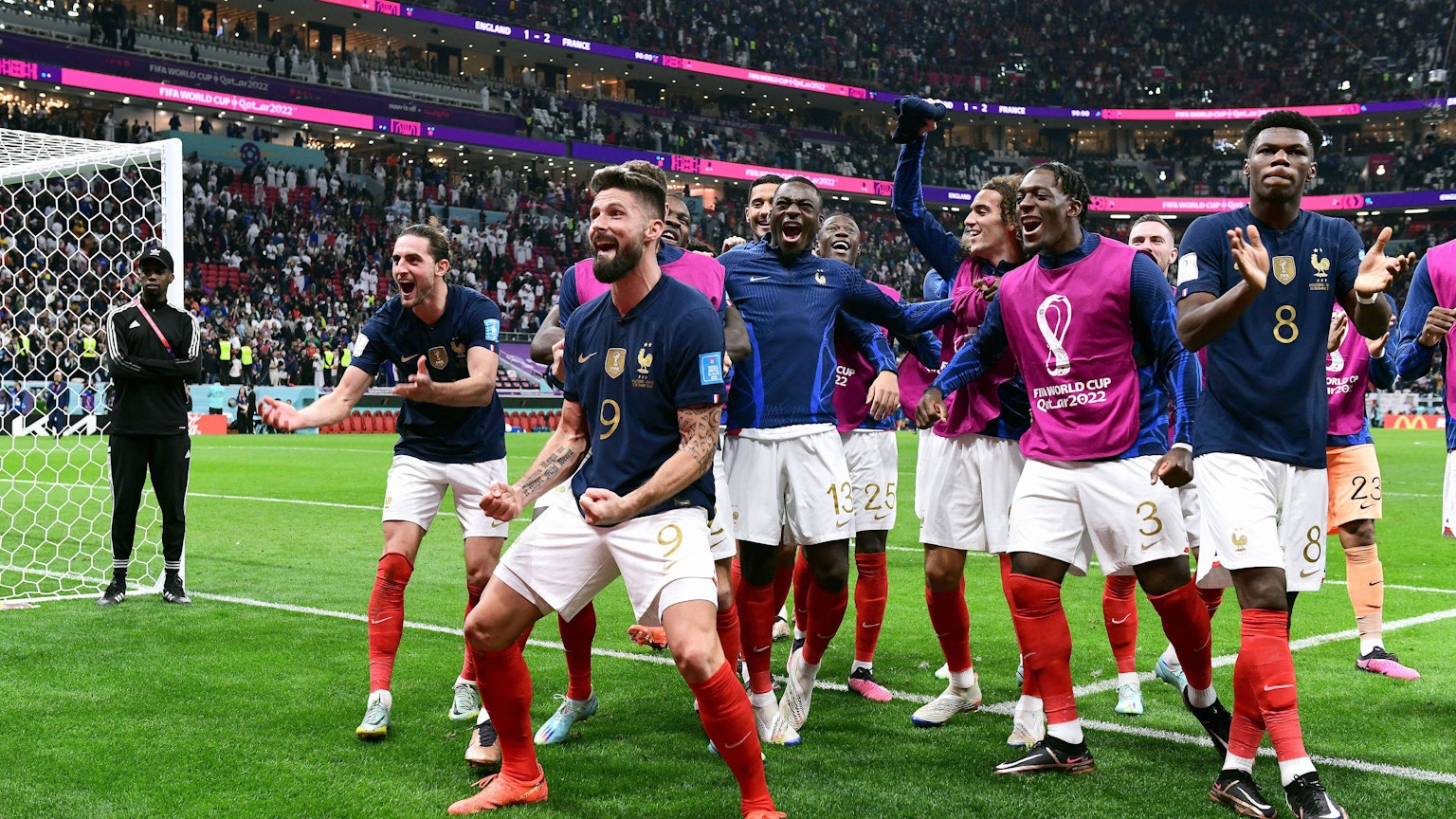 Die gesamte Mannschaft der Franzosen inklusive der Auswechselspieler feiert das Tor zum 2:1 für Frankreich im WM-Viertelfinale gegen England.