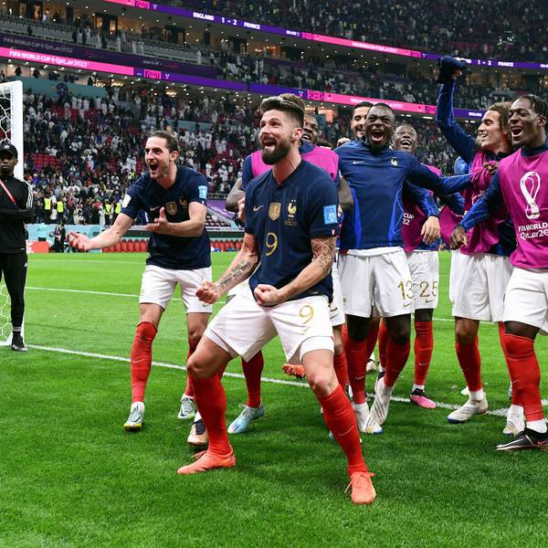 Die gesamte Mannschaft der Franzosen inklusive der Auswechselspieler feiert das Tor zum 2:1 für Frankreich im WM-Viertelfinale gegen England.