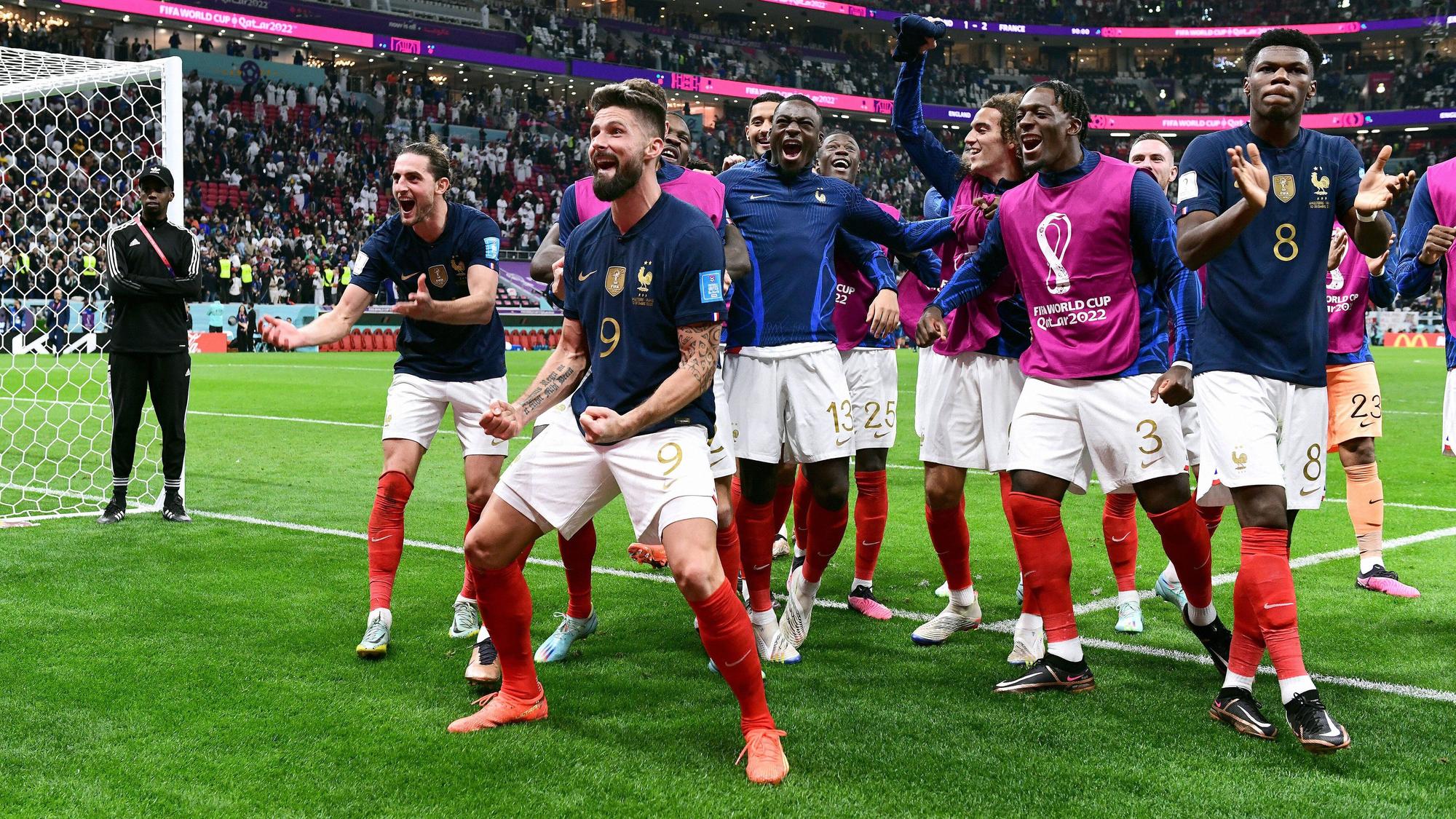 Die gesamte Mannschaft der Franzosen inklusive der Auswechselspieler feiert das Tor zum 2:1 für Frankreich im WM-Viertelfinale gegen England.