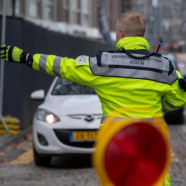 10.12.2022, Köln: Verkehrskadetten lotsen die Autofahrer durch die City. Viele Autos von auswärtigen Besuchern verstopfen die Innenstadt. Am dritten Adventssamstag ist es in der Innenstadt sehr voll. Foto: Uwe Weiser