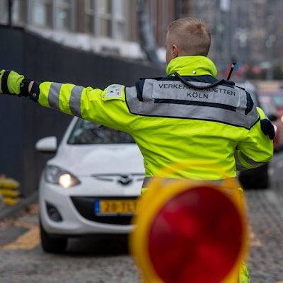 10.12.2022, Köln: Verkehrskadetten lotsen die Autofahrer durch die City. Viele Autos von auswärtigen Besuchern verstopfen die Innenstadt. Am dritten Adventssamstag ist es in der Innenstadt sehr voll. Foto: Uwe Weiser