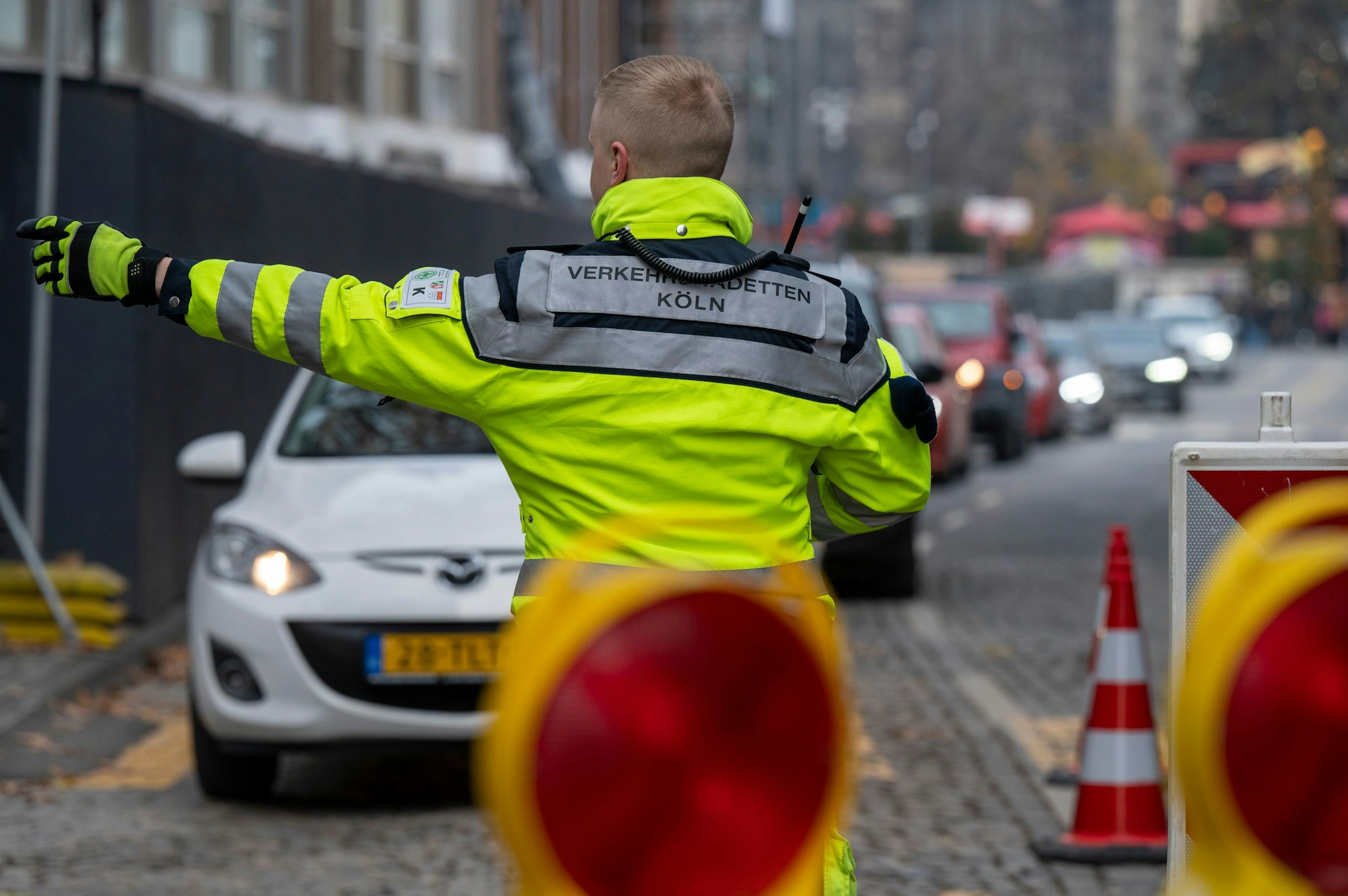 10.12.2022, Köln: Verkehrskadetten lotsen die Autofahrer durch die City. Viele Autos von auswärtigen Besuchern verstopfen die Innenstadt. Am dritten Adventssamstag ist es in der Innenstadt sehr voll. Foto: Uwe Weiser