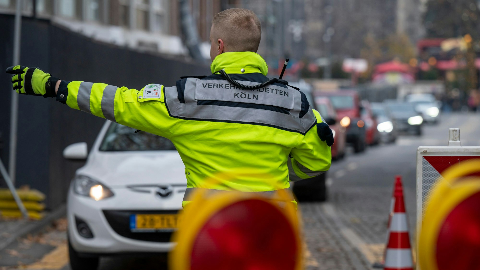 10.12.2022, Köln: Verkehrskadetten lotsen die Autofahrer durch die City. Viele Autos von auswärtigen Besuchern verstopfen die Innenstadt.  Am dritten Adventssamstag ist es in der Innenstadt sehr voll. Foto: Uwe Weiser