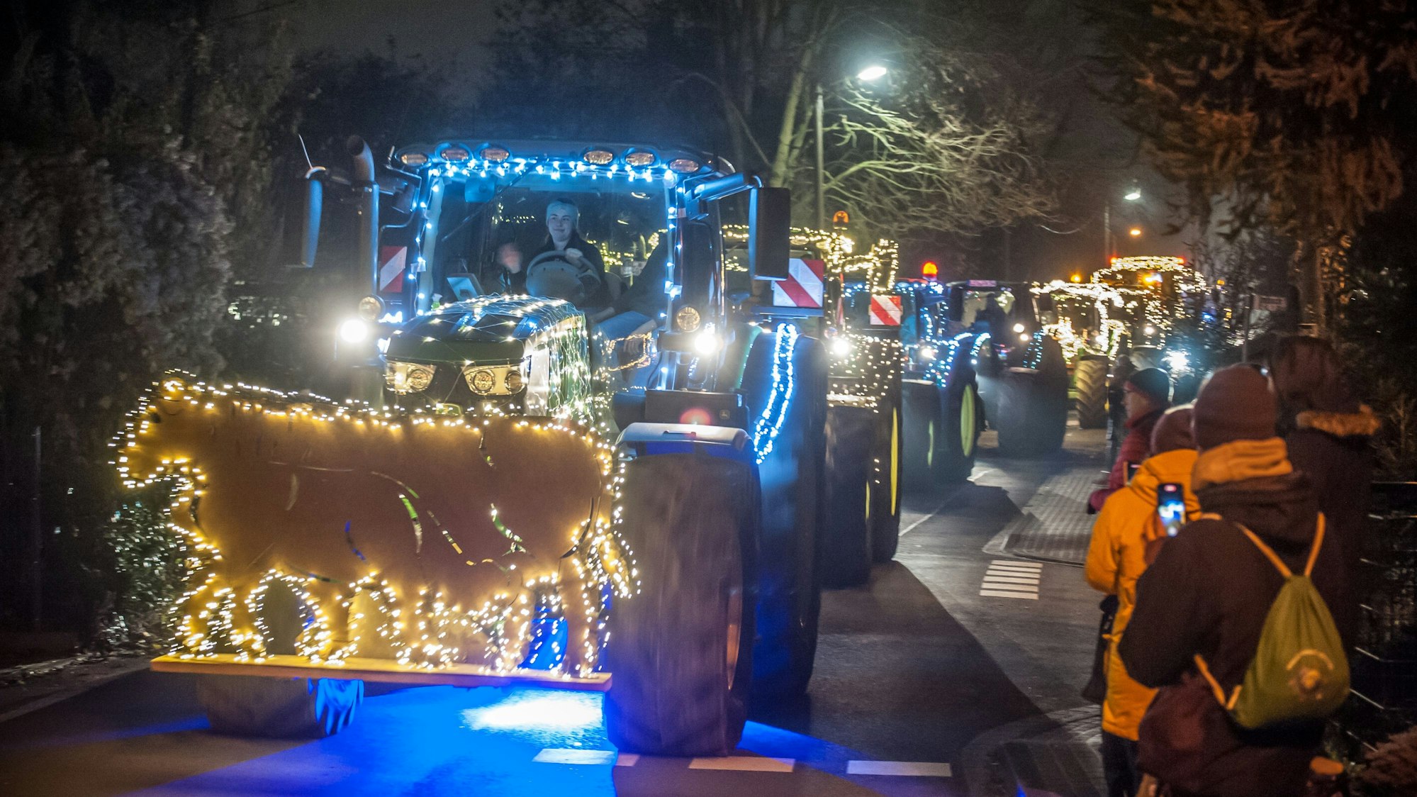 Fast 80 Trecker fahren von Imbach aus über die Dörfer. Foto: Ralf Krieger