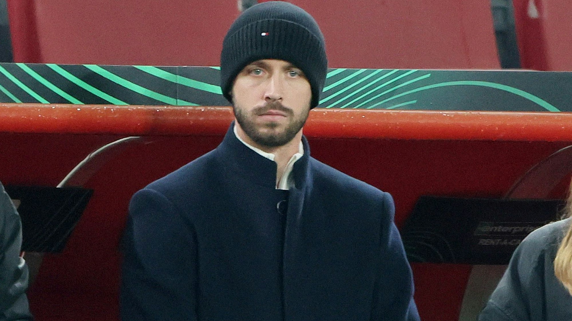 Mark Uth (Mitte, mit Mütze) verfolgt das Spiel des 1. FC Köln in der Conference League gegen OGC Nizza als Zuschauer von der Bank aus.