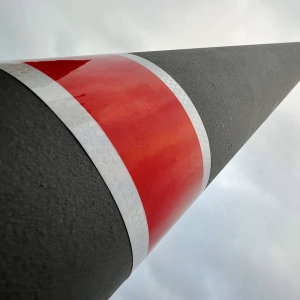 Laternenmast mit rot-weißer Banderole