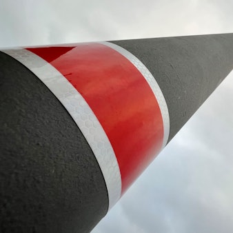 Laternenmast mit rot-weißer Banderole