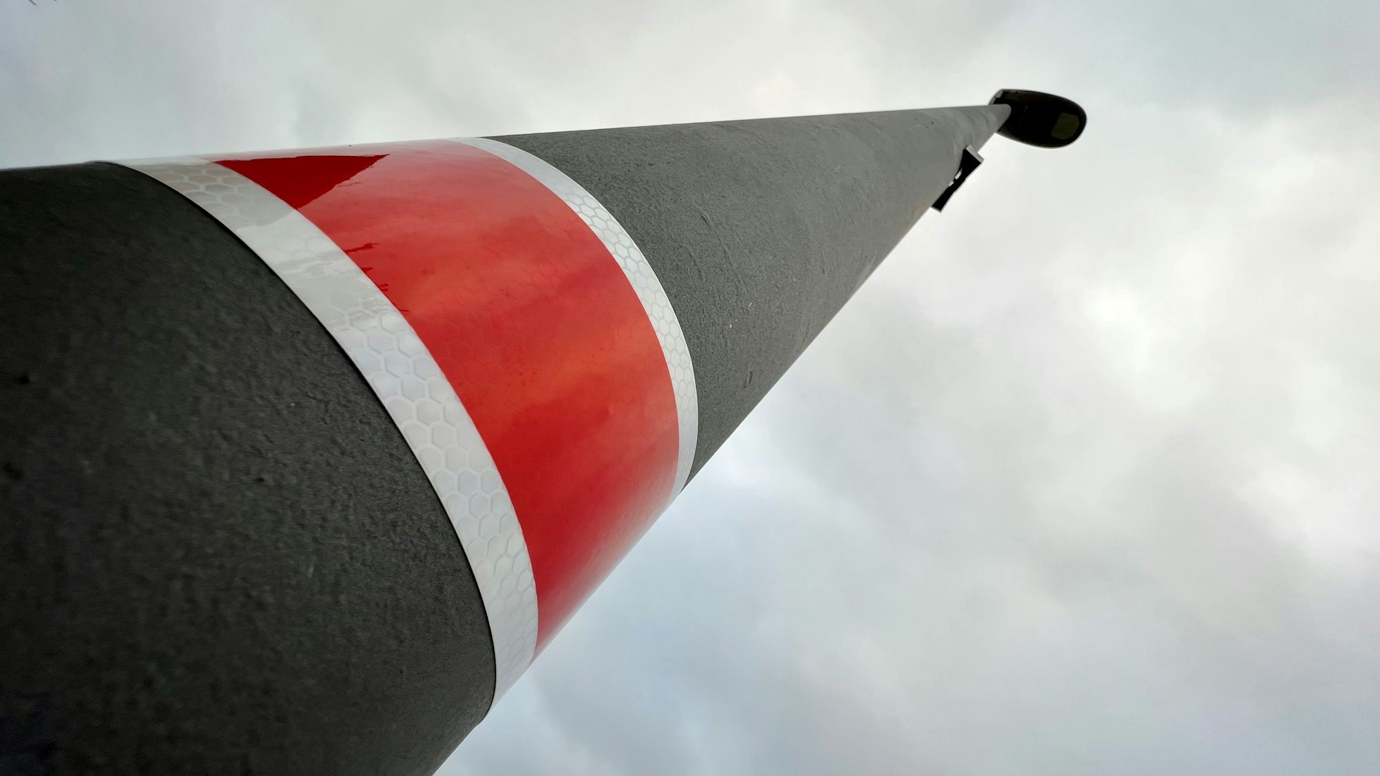 Laternenmast mit rot-weißer Banderole