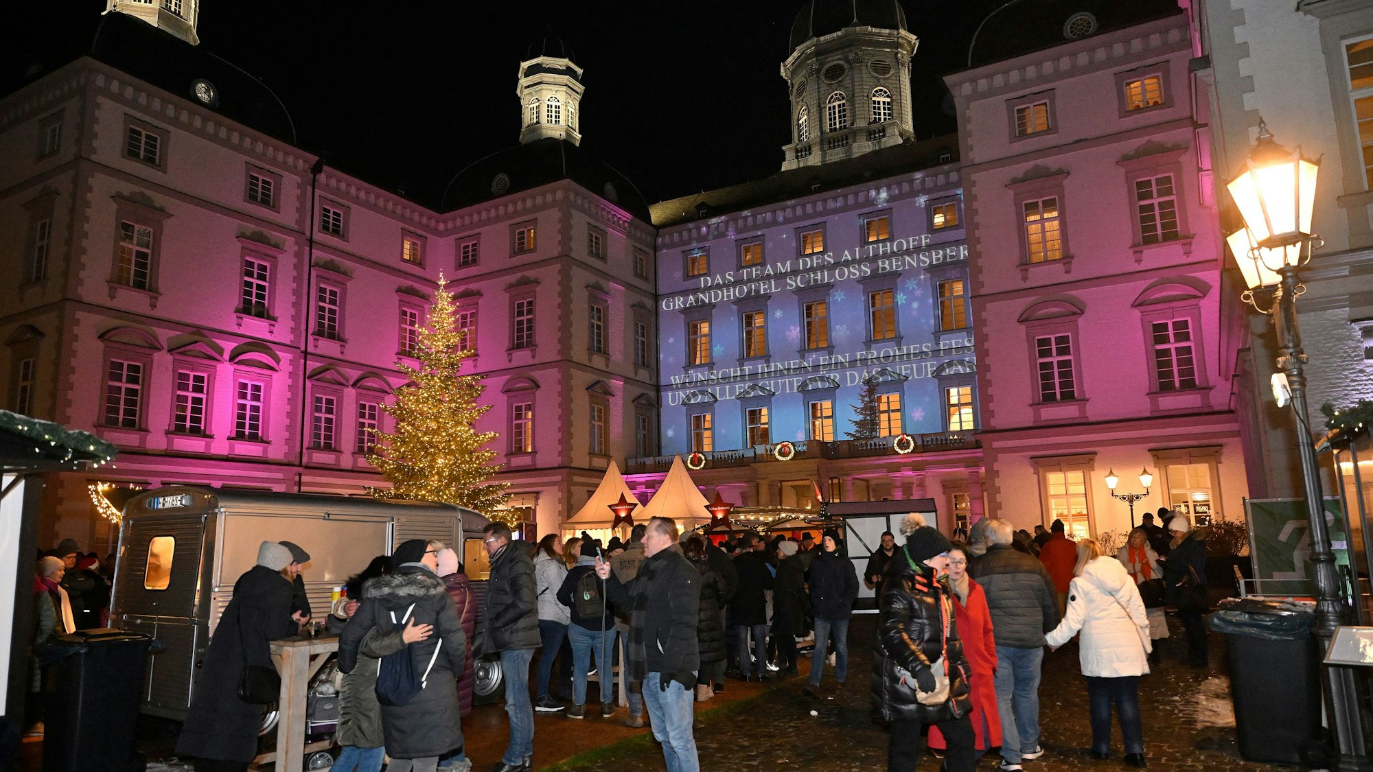 Hell und bunt erleuchtet präsentierte sich der Unikat-Weihnachtsmarkt am Schloss Bensberg.
