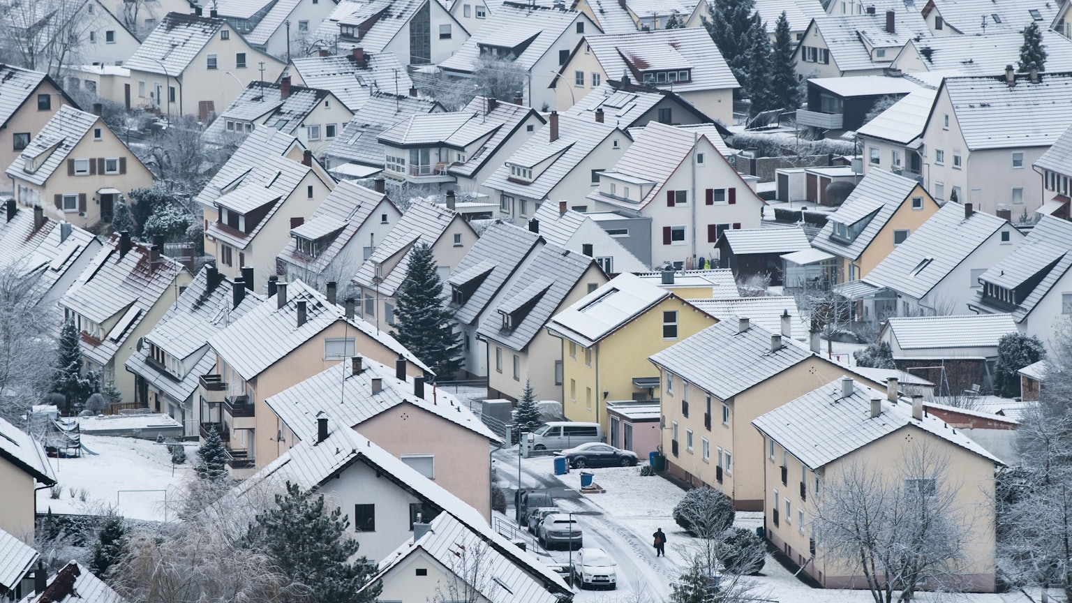 Schnee bedeckte Wohnhäuser