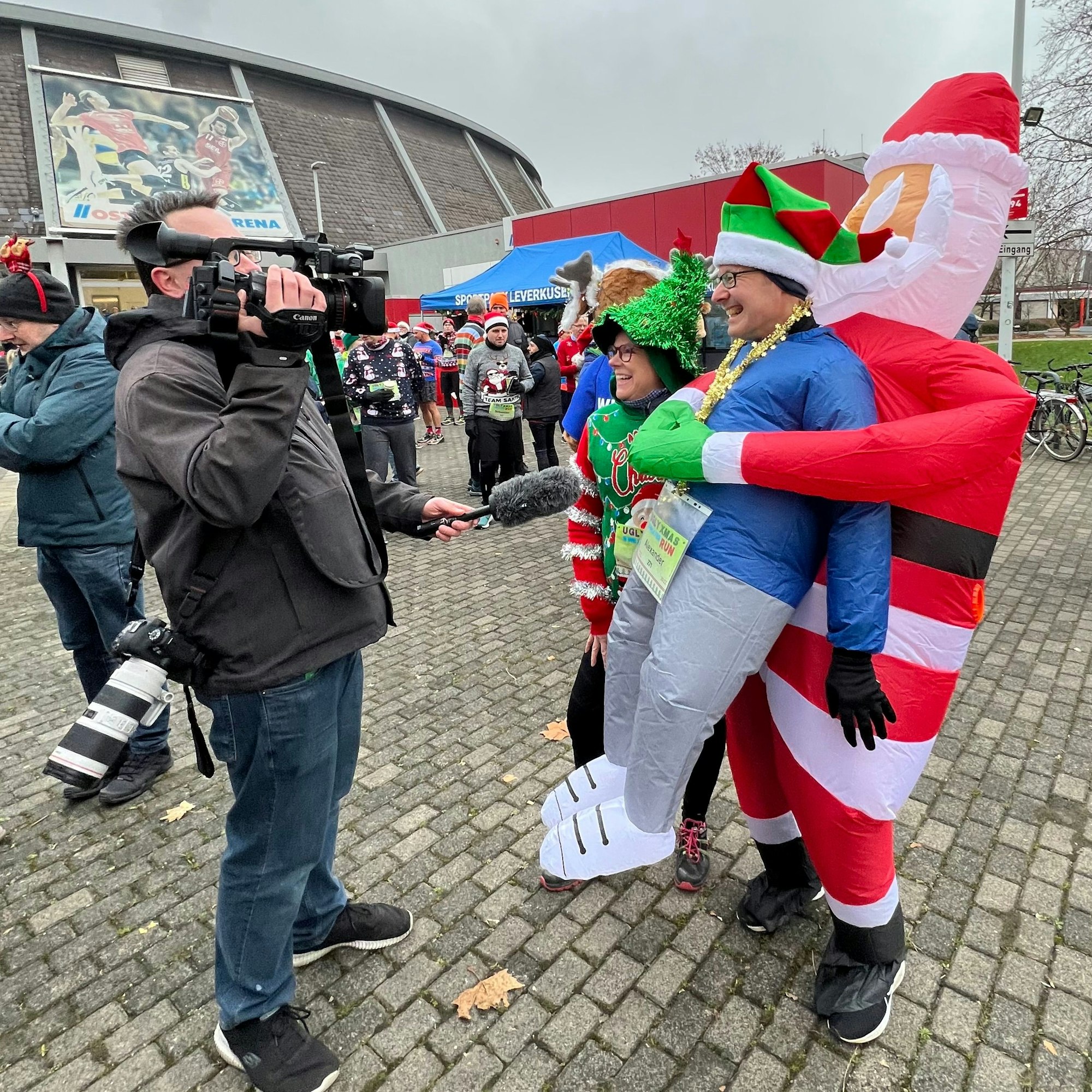Alexander Weiß (rechts, mit seiner Frau Sabine) hat sich ein "selsbttragendes Kostüm" aus dem Internet bestellt