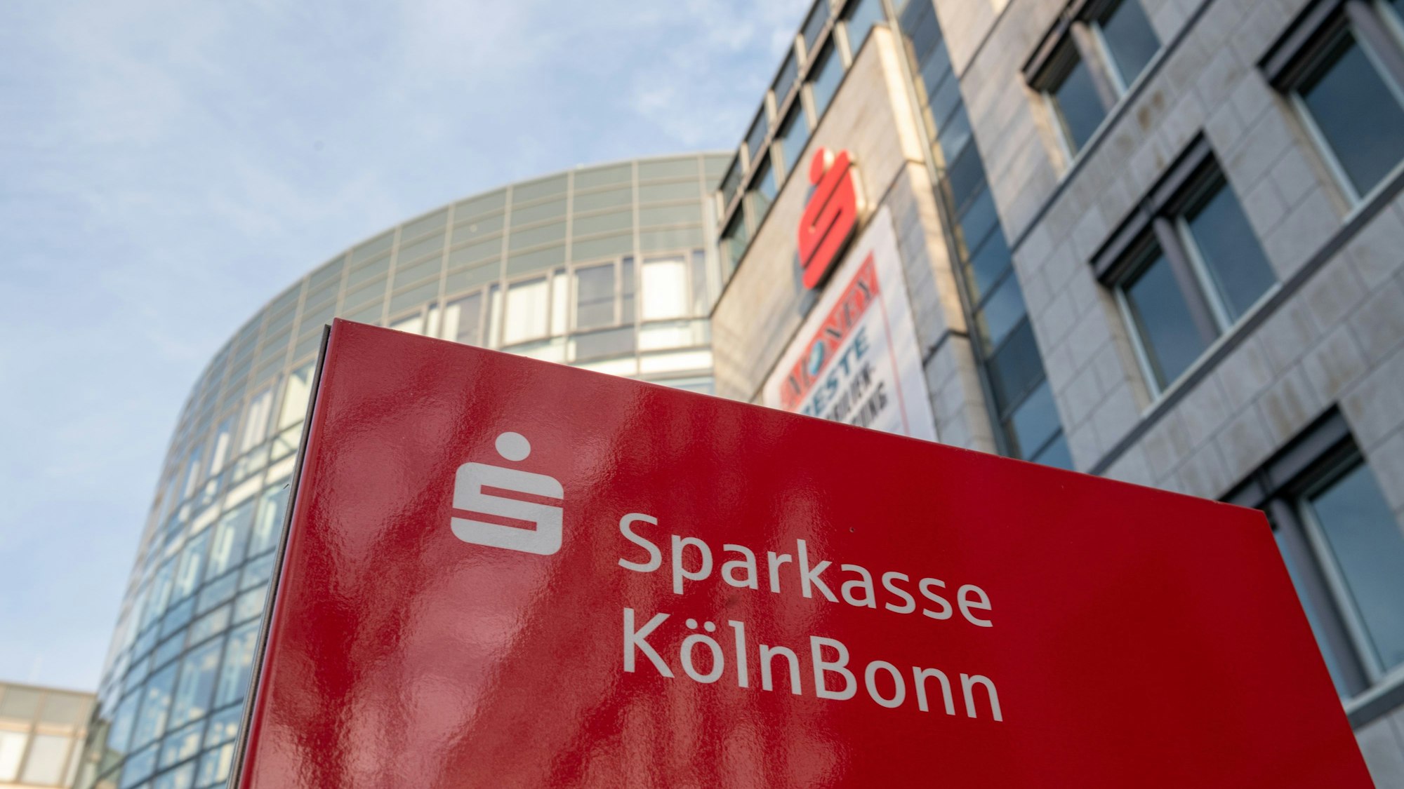 Ein Schild vor der Sparkasse Köln-Bonn am Rudolfplatz.