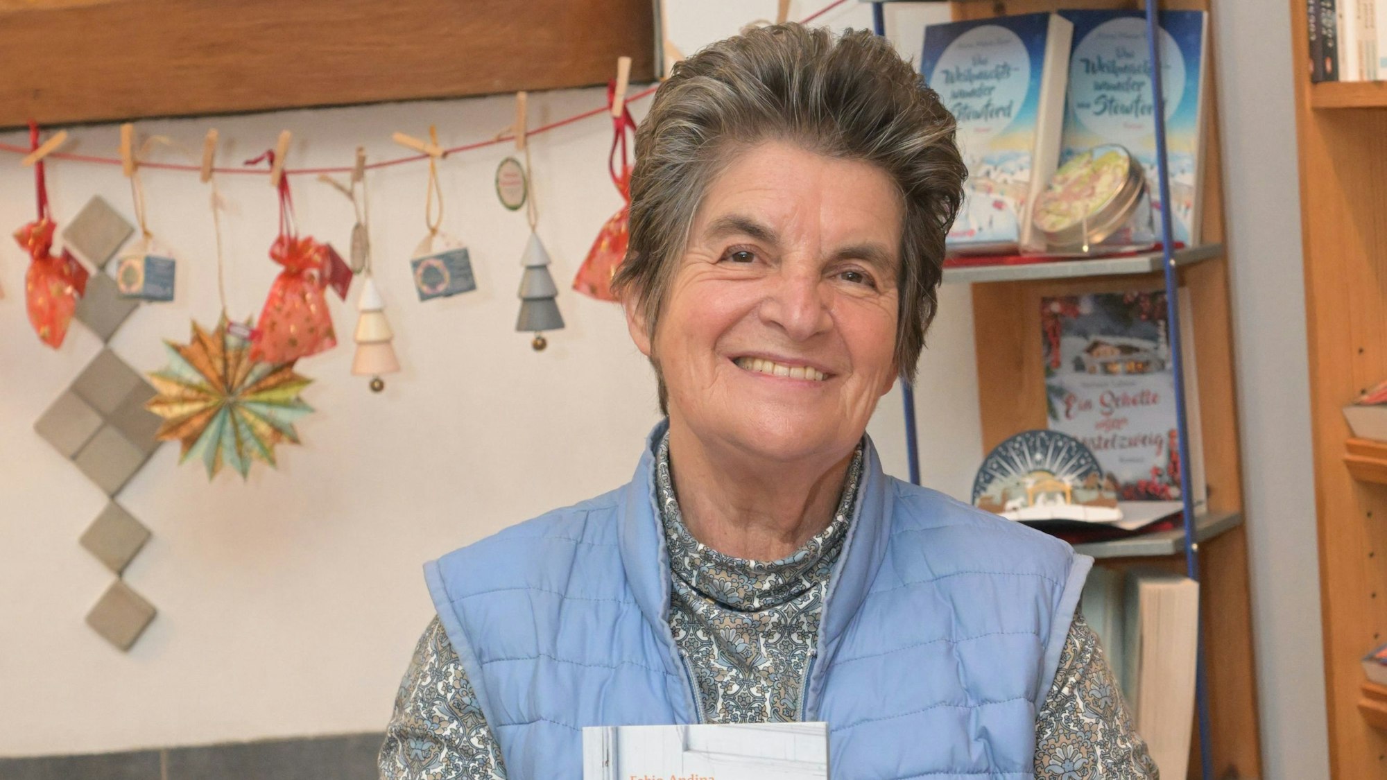 Hildegard Wolf steht in ihrer Buchhandlung in Kürten.
