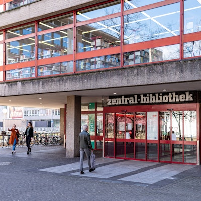 Das Bild zeigt den Eingang zur Zentralbibliothek nahe des Kölner Neumarkts.