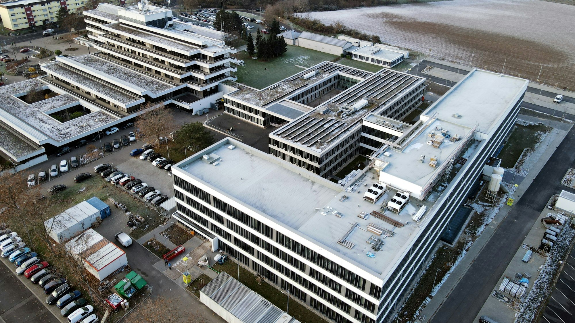 Das Bild zeigt die Kreisverwaltung aus der Luft.