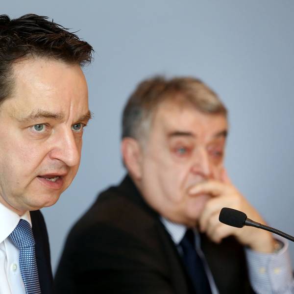 Verfassungsschutz-Chef Jürgen Kayser (l.) sitzt bei einer Pressekonferenz neben NRW-Innenminister Herbert Reul (CDU).