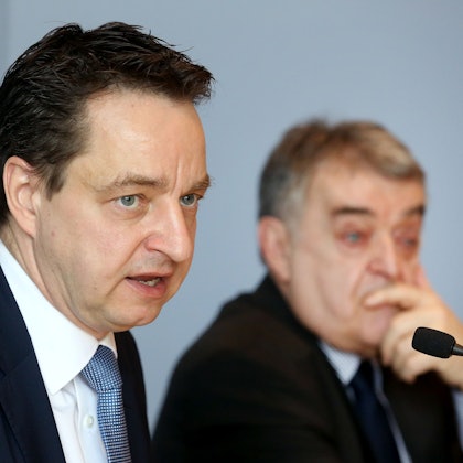 Verfassungsschutz-Chef Jürgen Kayser (l.) sitzt bei einer Pressekonferenz neben NRW-Innenminister Herbert Reul (CDU).