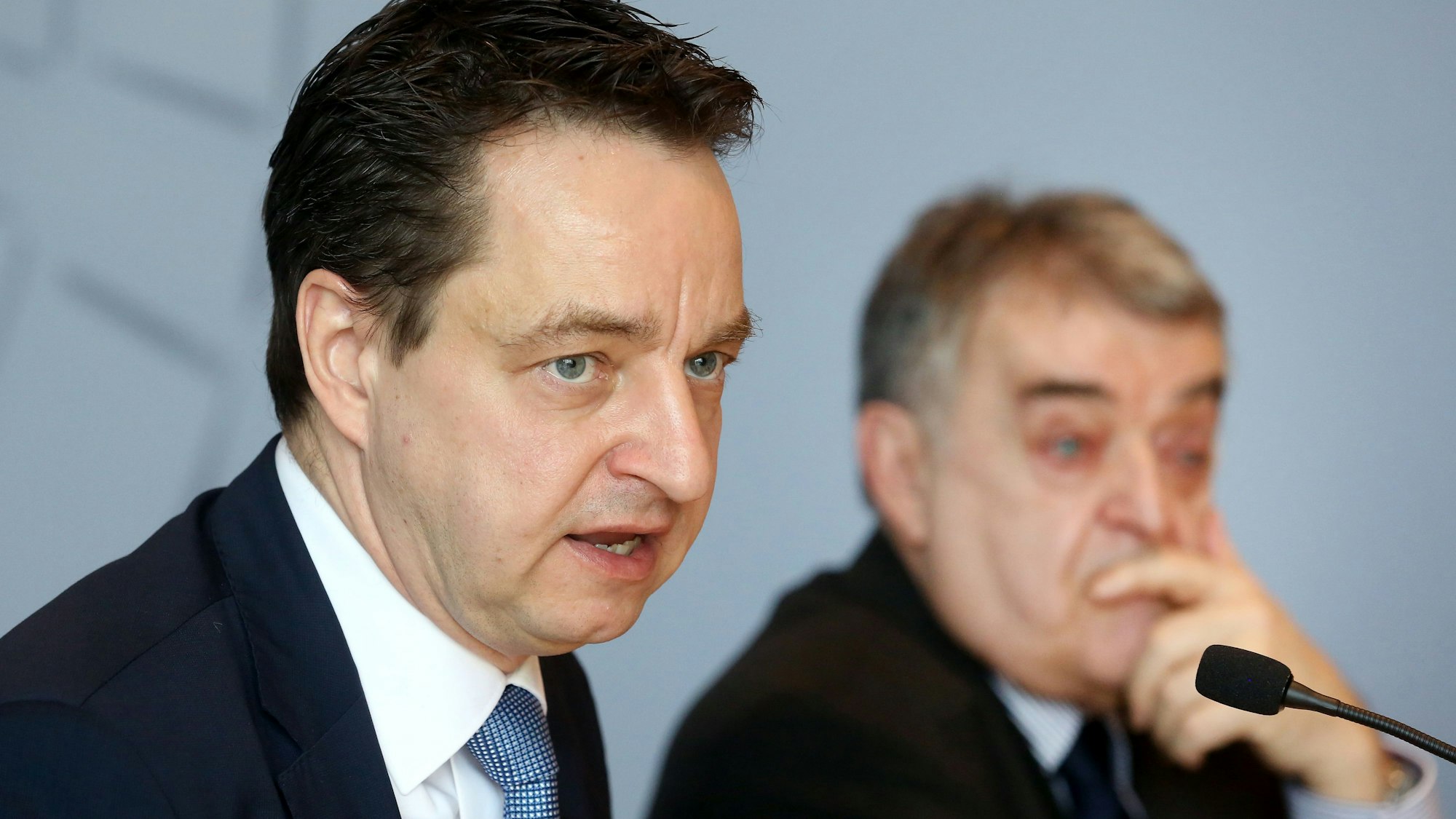 Verfassungsschutz-Chef Jürgen Kayser (l.) sitzt bei einer Pressekonferenz neben NRW-Innenminister Herbert Reul (CDU).