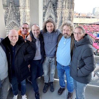 Die Band Brings vor dem Kölner Dom.