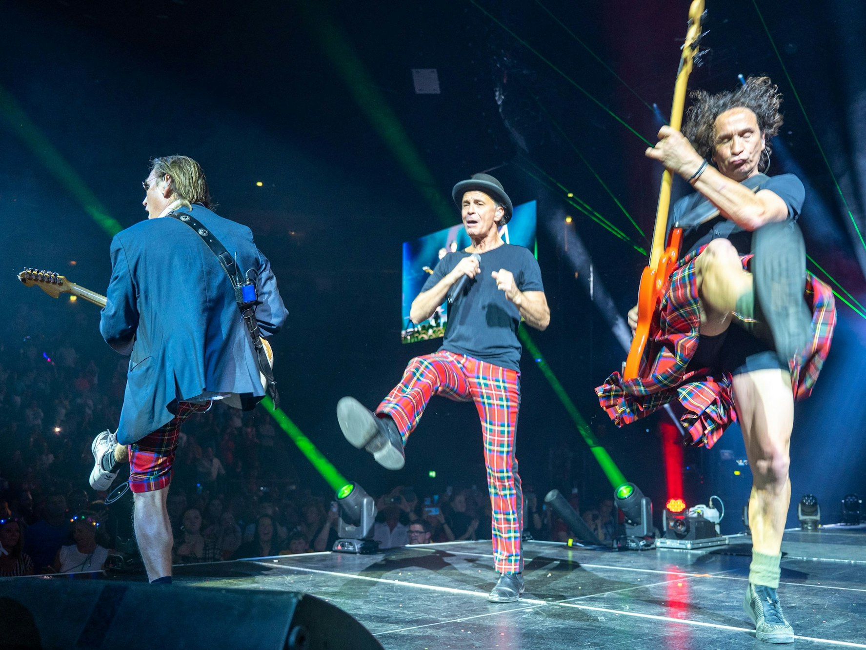 Peter und Stephan Brings rocken ihrem Gitarristen auf der Bühne.