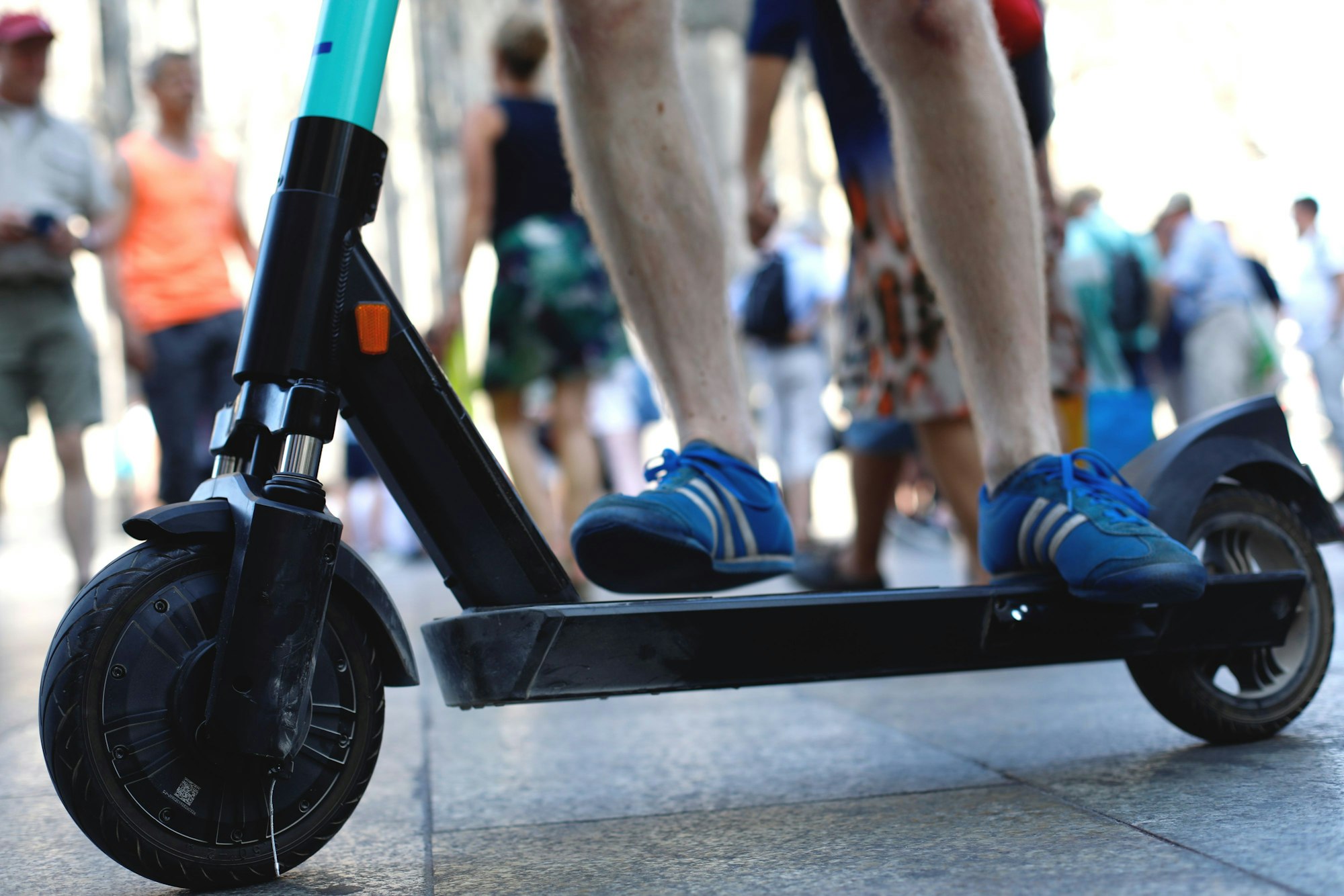 Auf dem Foto ist ein E-Scooter-Fahrer zu sehen.