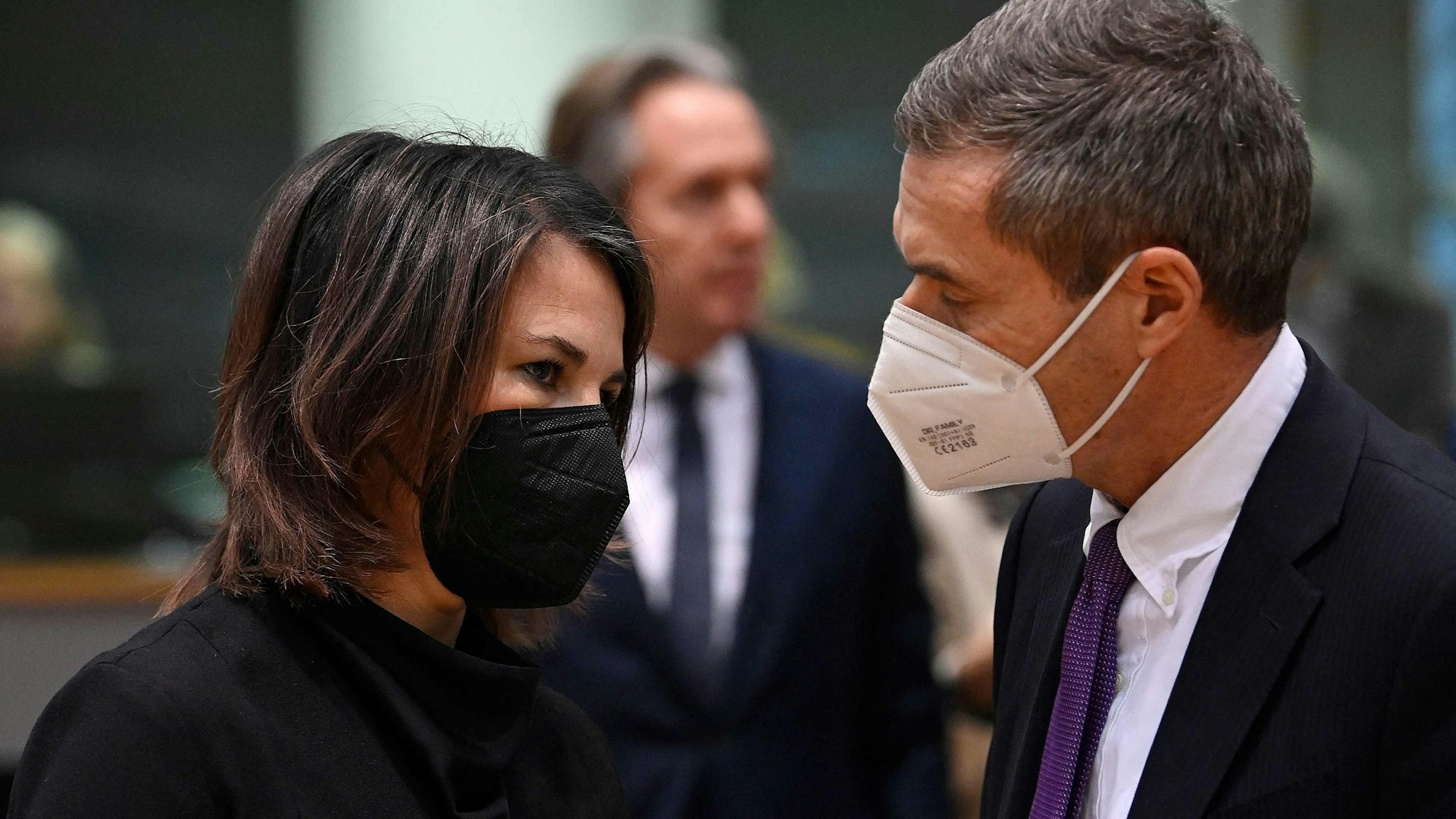 Außenministerin Annalena Baerbock im Gespräch mit einem Berater am Rande des EU-Außenministertreffens in Brüssel.