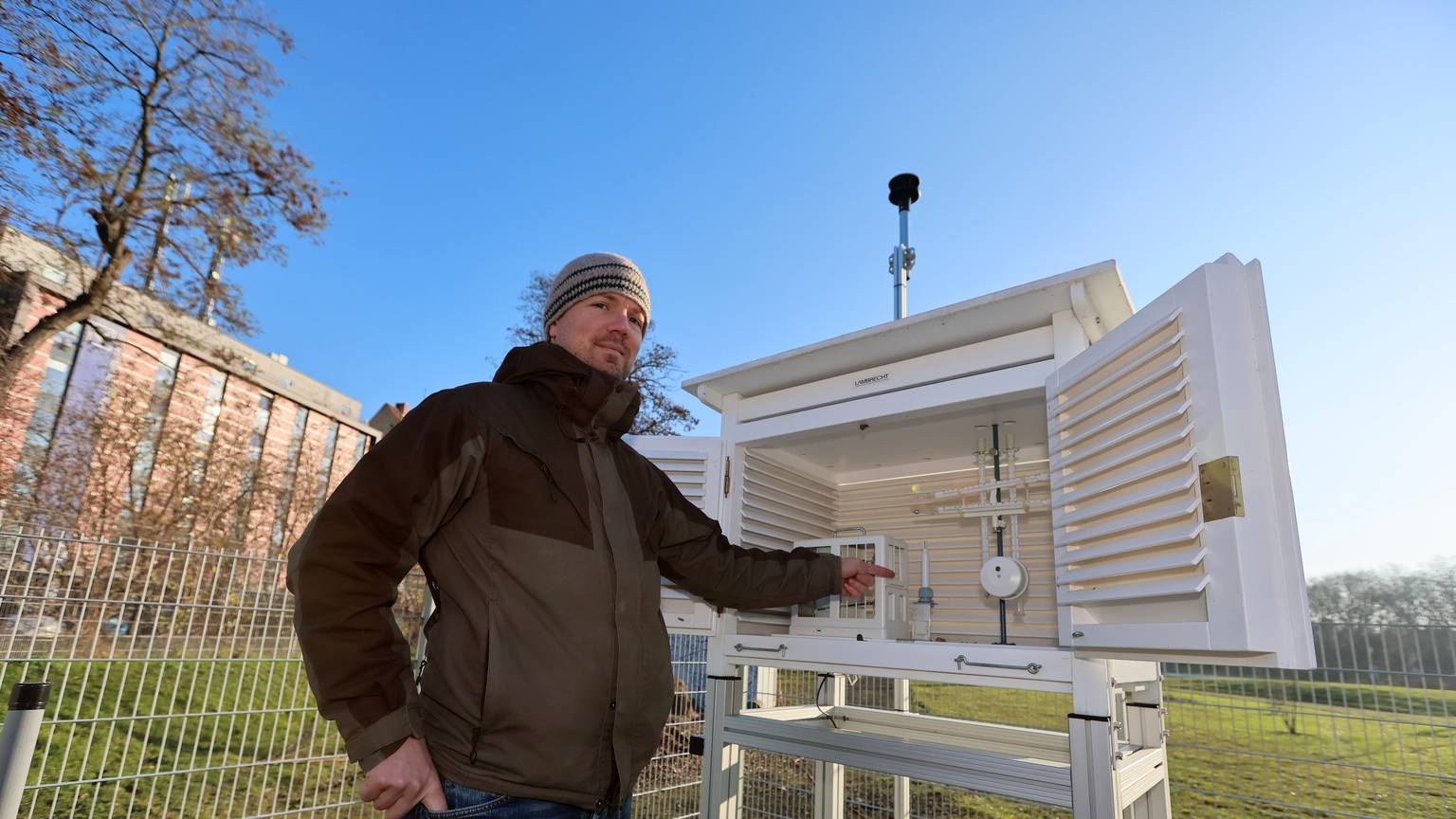 Einweihung einer meteorologischen Messstation: Ein weißer Kasten umschließt Messgeräte.