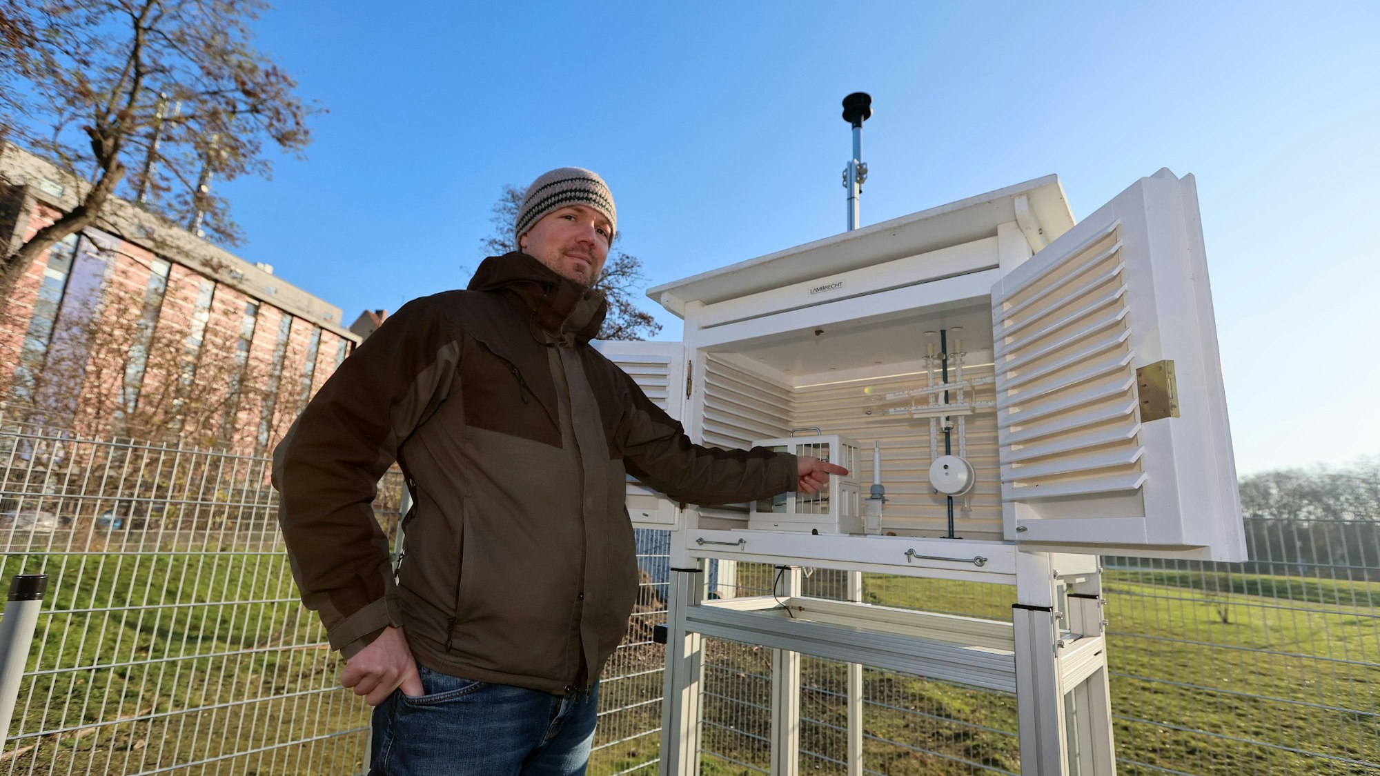 Einweihung einer meteorologischen Messstation: Ein weißer Kasten umschließt Messgeräte.