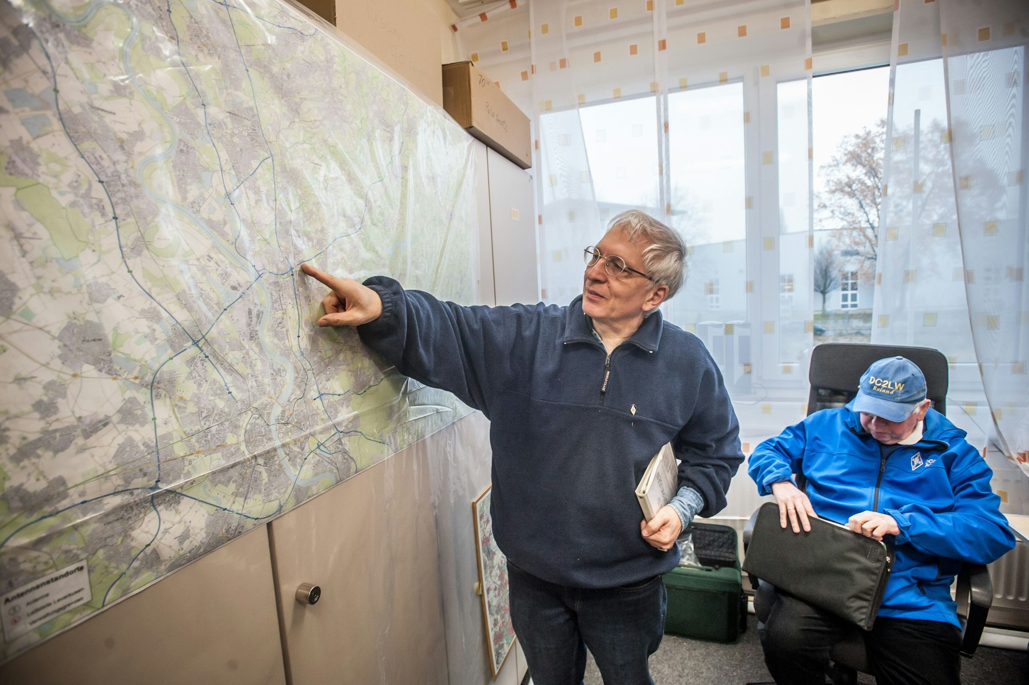 Dietlof von Arnim, Reserveoffizier, steht an einer Wandtafel. Neben ihm sitzt ein weiterer Mann.