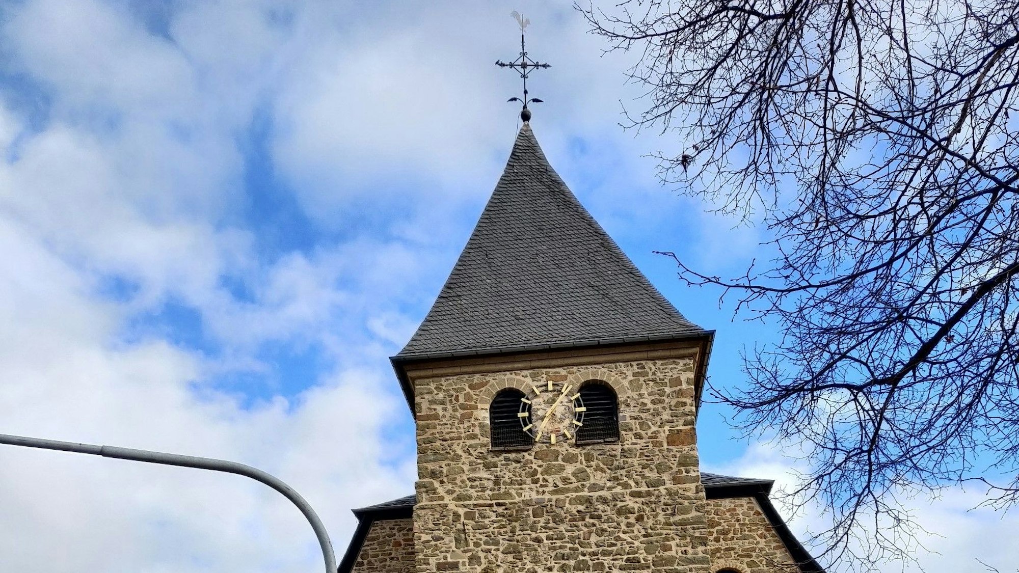 Die evangelische Kirche Witzhelden am Marktplatz.