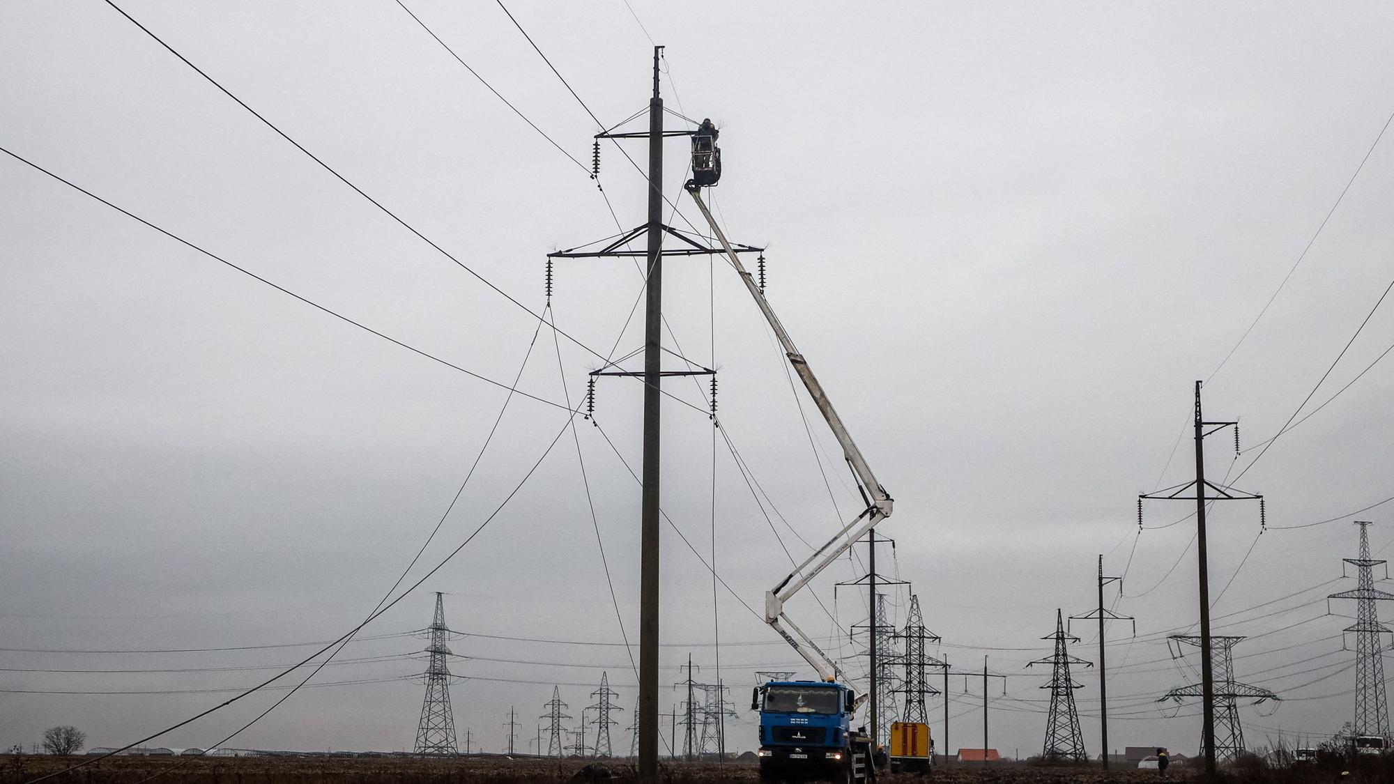 Arbeiter reparieren eine Hochspannungsleitung nahe Odessa