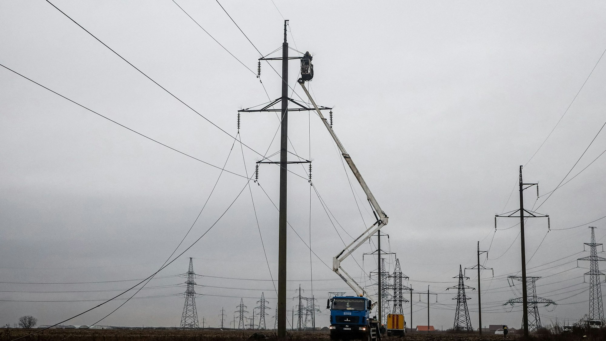 Arbeiter reparieren eine Hochspannungsleitung nahe Odessa