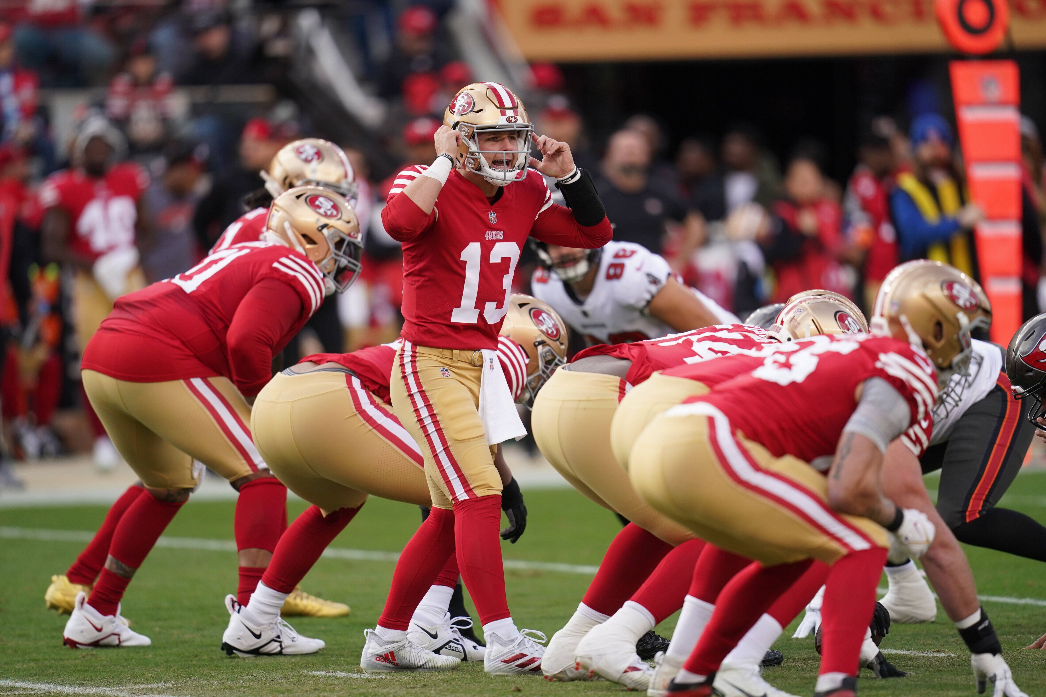 Quarterback Brock Purdy gibt Anweisungen im Spiel gegen die Tampa Bay Buccaneers.