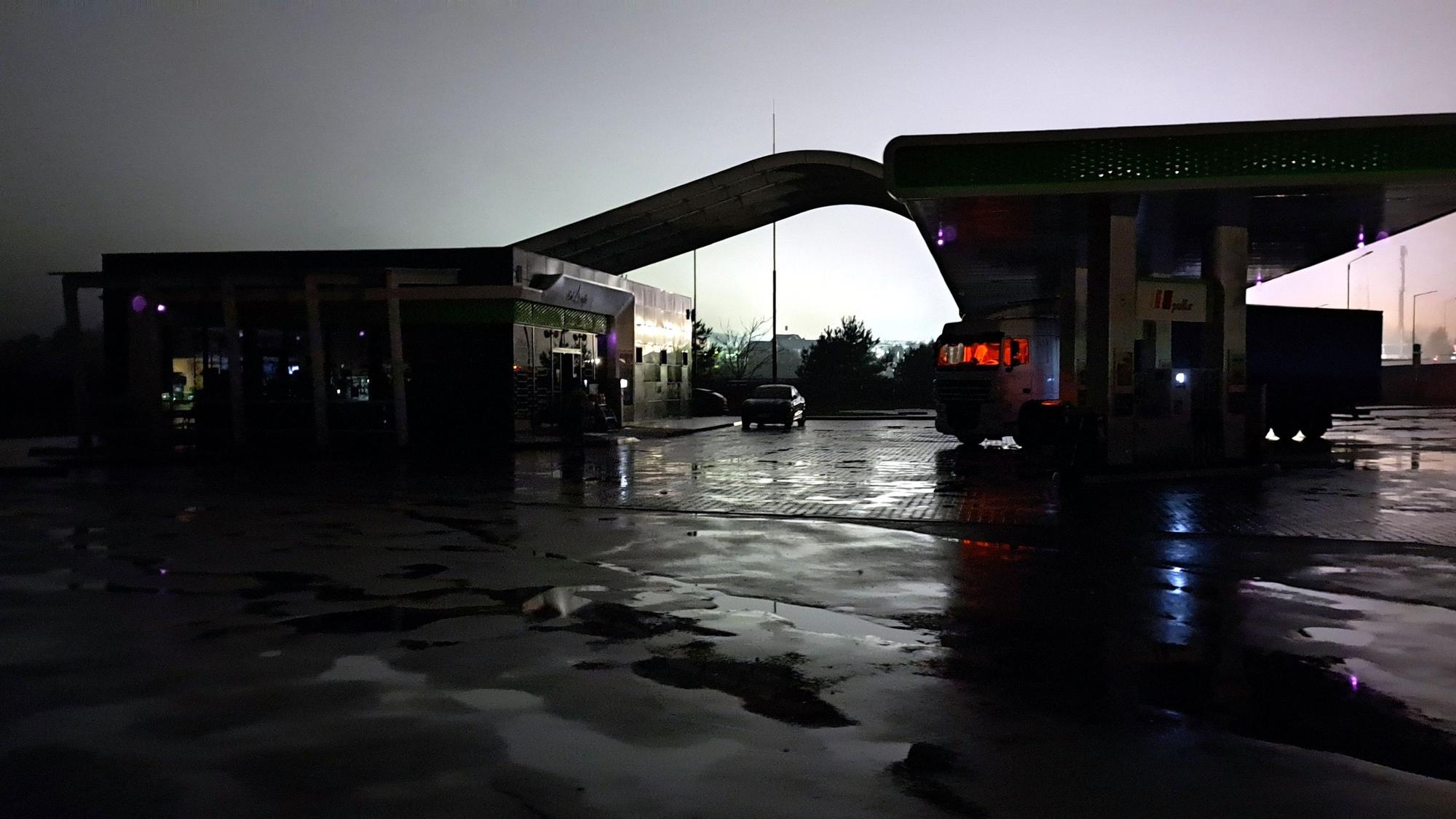 Plötzlich finster: Stromausfall in der Ukraine. An der Grenze scheint nur noch Licht von Polen herüber.