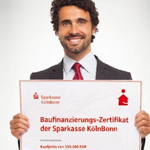 Mann hält Sparkasse Schild