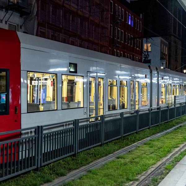 Eine Stadtbahn der KVB steht an der Haltestelle Heumarkt am Abend.