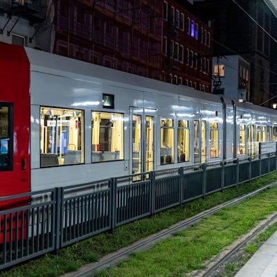 Eine Stadtbahn der KVB steht an der Haltestelle Heumarkt am Abend.