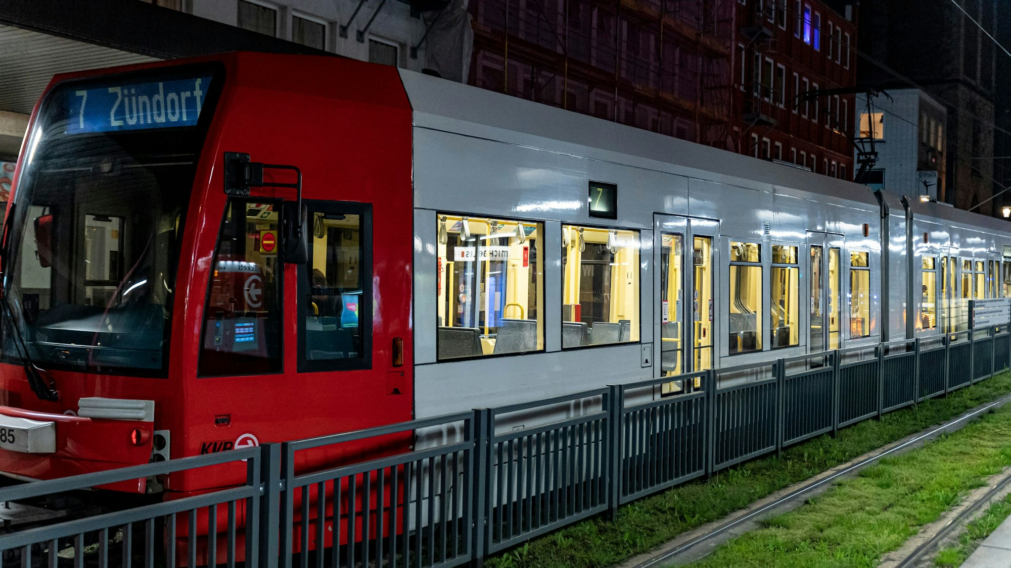 Eine Stadtbahn der KVB steht an der Haltestelle Heumarkt am Abend.