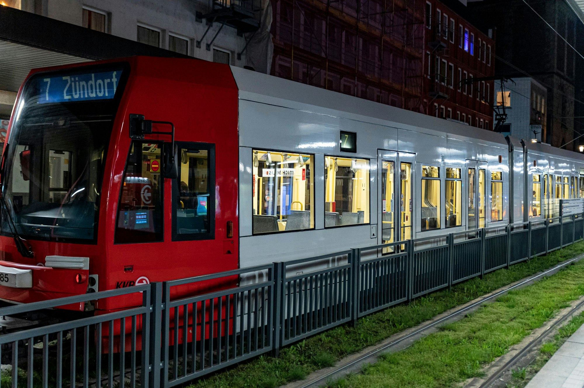 Leere KVB Stadtbahn an der Haltestelle Heumarkt.