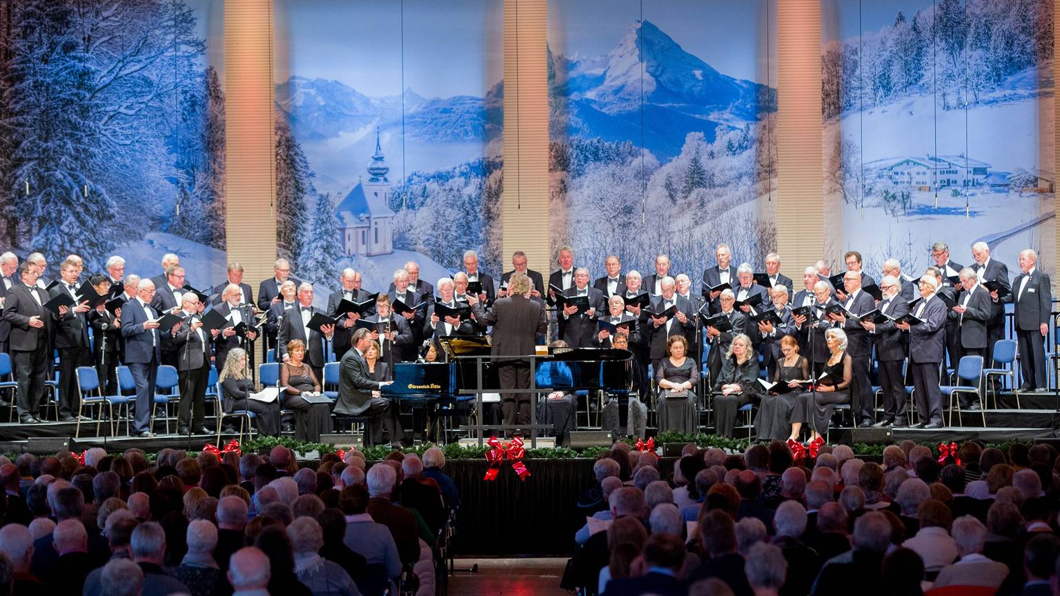 Der 60 Personen starke Chor der Deutz-AG steht während des Konzerts auf der Bühne.