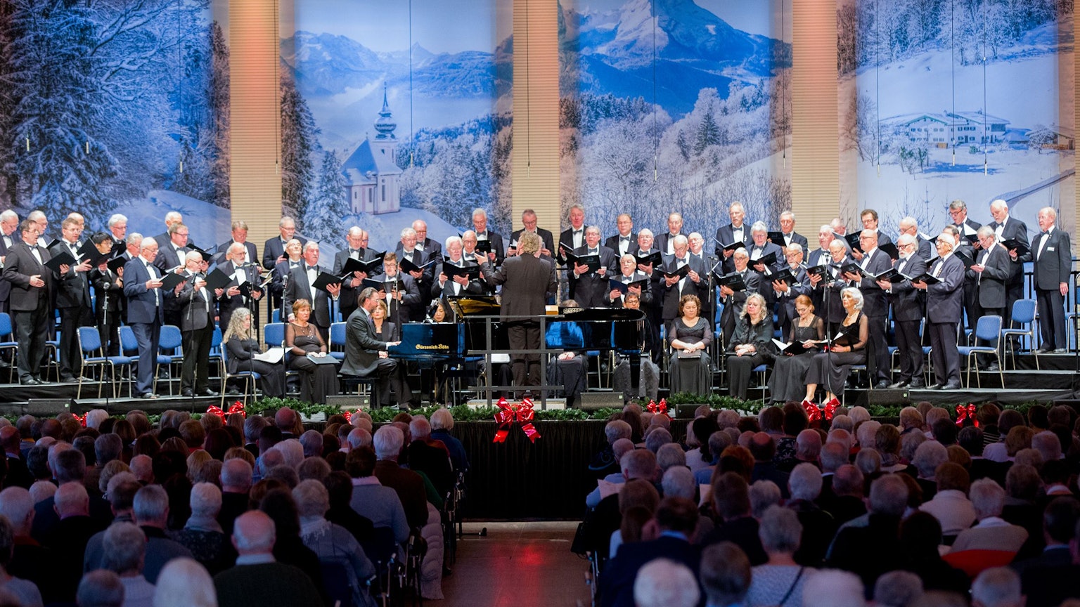 Der 60 Personen starke Chor der Deutz-AG steht während des Konzerts auf der Bühne.