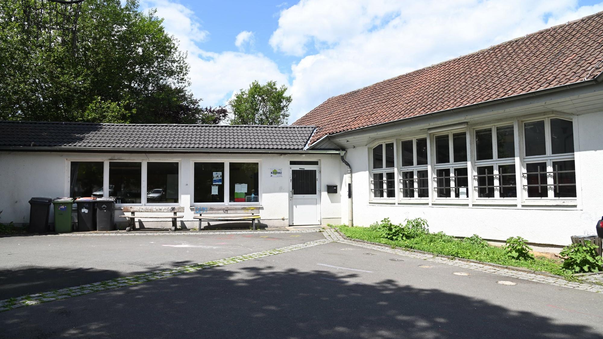 Das Foto zeigt den Eingangsbereich der 1953/54 errichteten alten Volksschule von Kürten-Eichhof.