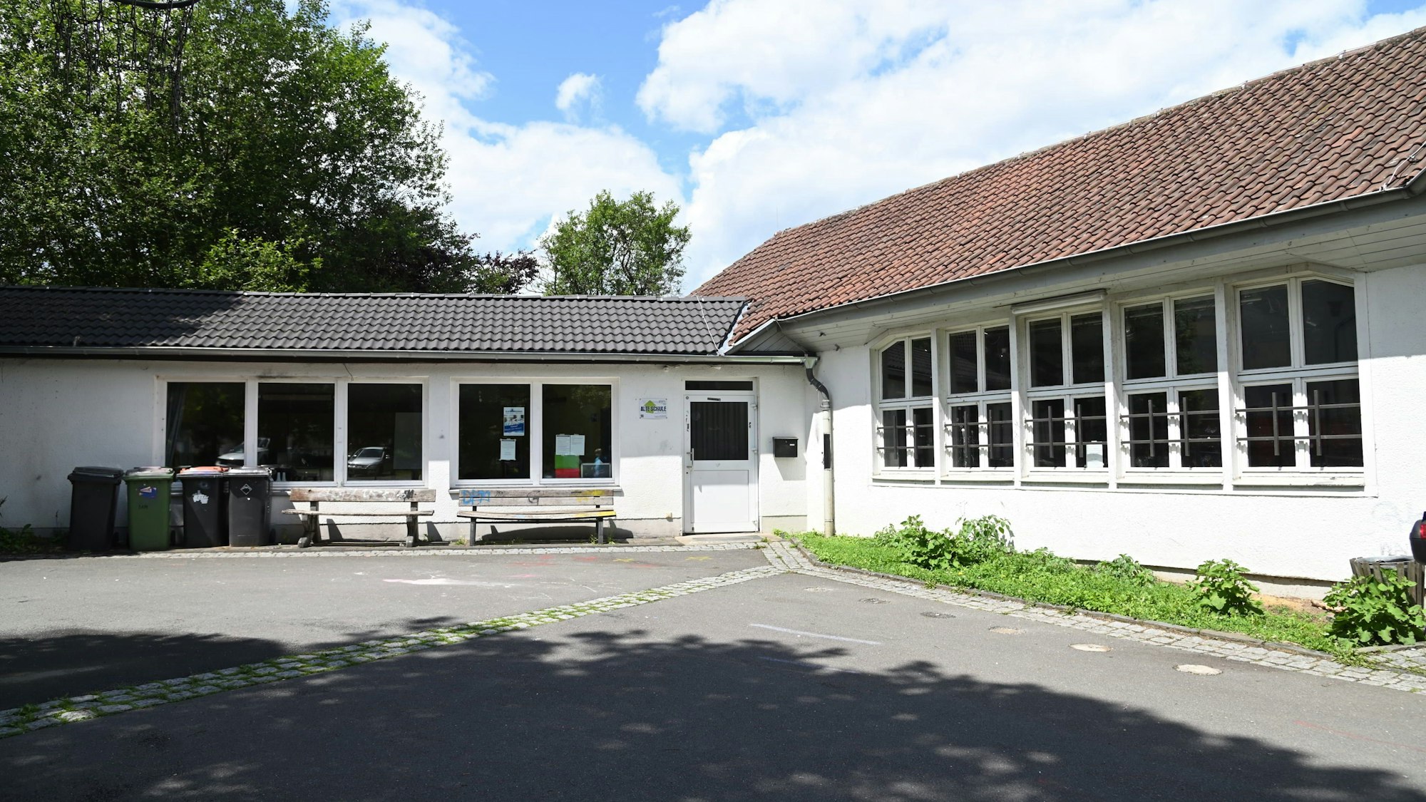 Das Foto zeigt den Eingangsbereich der 1953/54 errichteten alten Volksschule von Kürten-Eichhof.