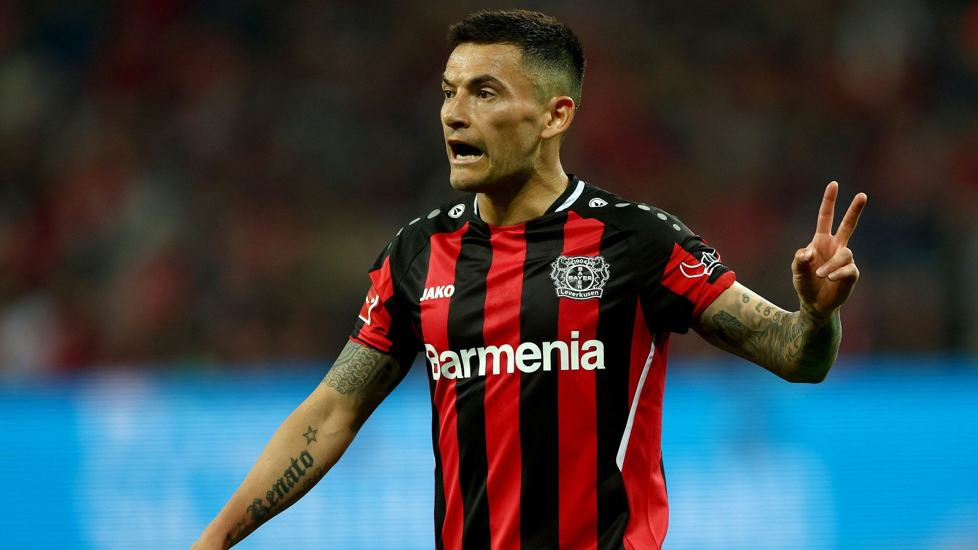 Bayer 04 Leverkusens Routinier Charles Aránguiz beim Spiel gegen Eintracht Frankfurt in der Bay-Arena