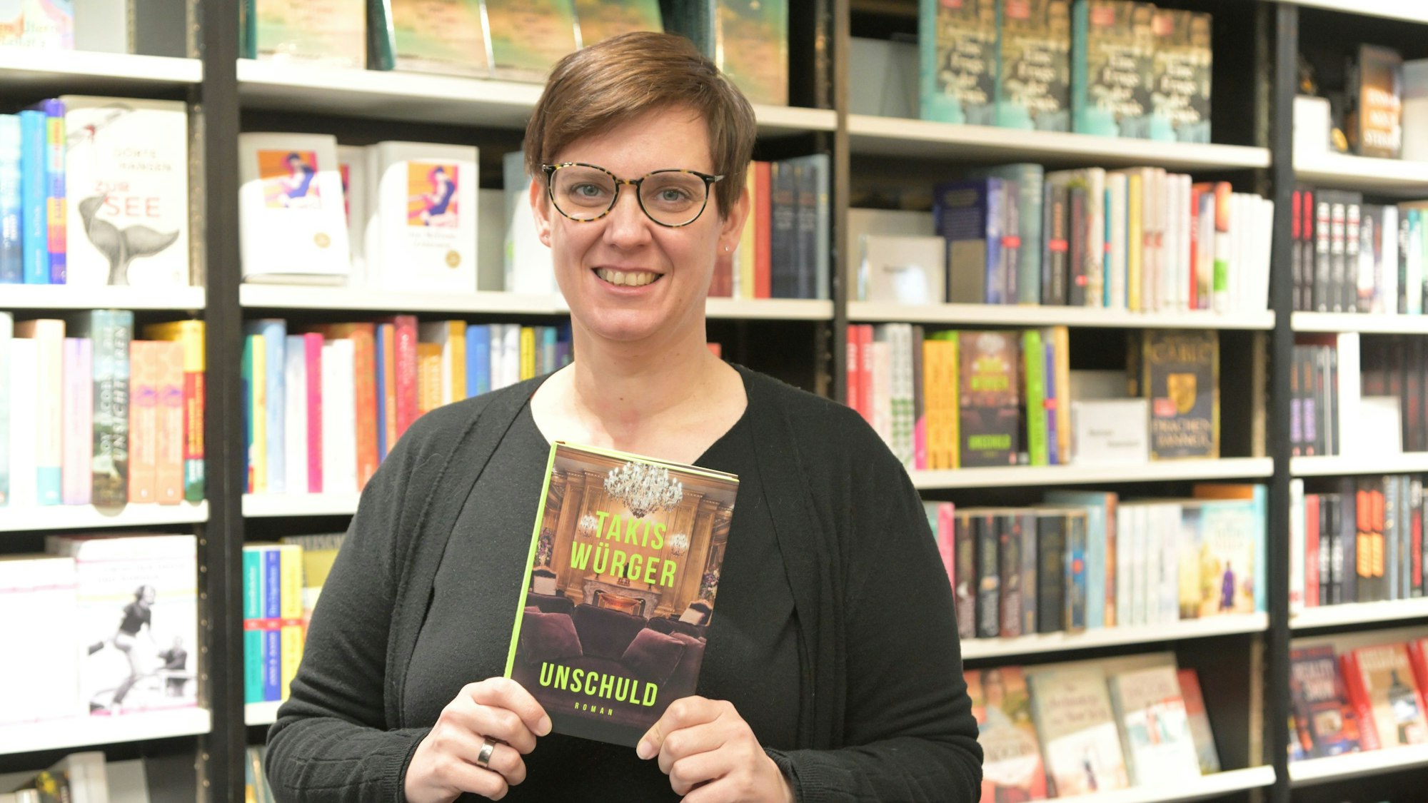 Pia Patt hält den Roman „Unschuld“ in der Hand.