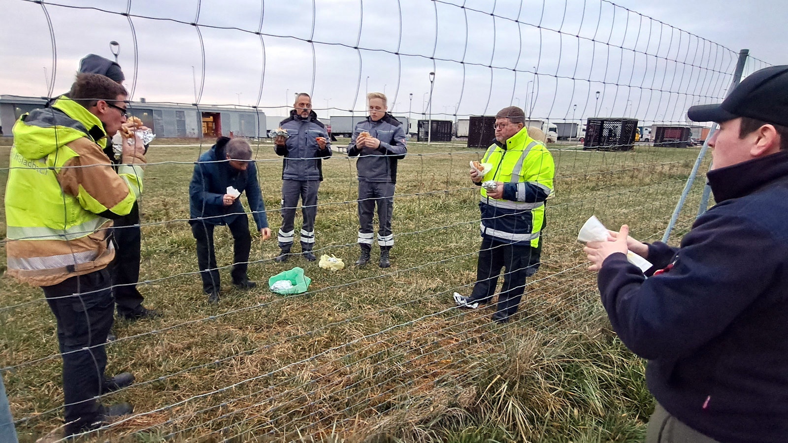 Essen auf Rädern für die Fahrer hinter dem Rastplatzzaun.