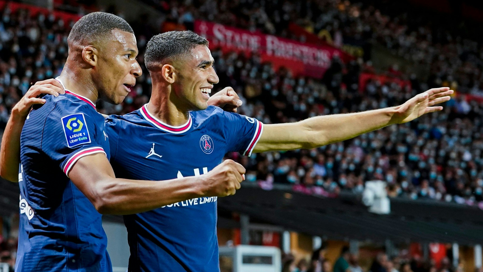 Die beiden Freunde Kylian Mbappé, Frankreichs Top-Star, und Achraf Hakimi aus dem Team der Marokkaner, freuen sich über ein Tor für ihren Klub Paris Saint-Germain.