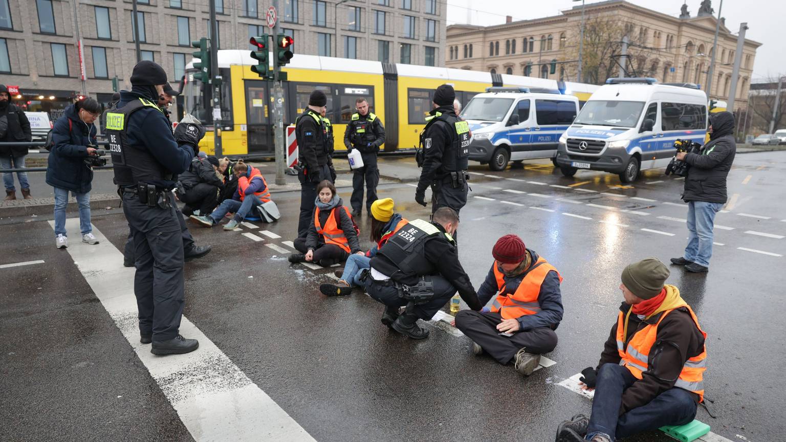 Ein Bild aus der vergangenen Woche: Polizisten lösen die Hand eines Klimaaktivisten vom Asphalt auf der Berliner Invalidenstraße.