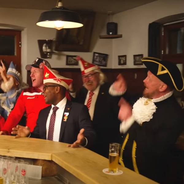 Auszug aus dem Musikvideo: Der selbsternannte „Zapfhahn-Aktivist“ Till Quitmann klebt sich am Tresen fest.